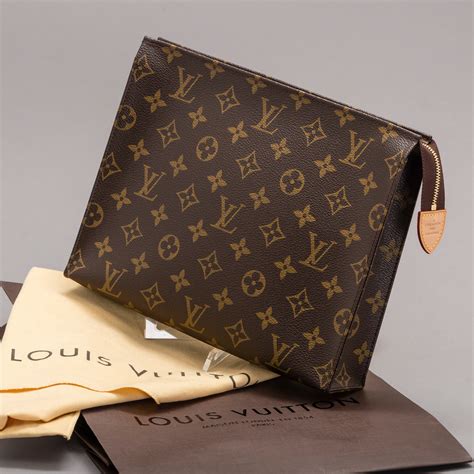 louis vuitton womens toiletry bag|toiletry pouch 26 louis vuitton.